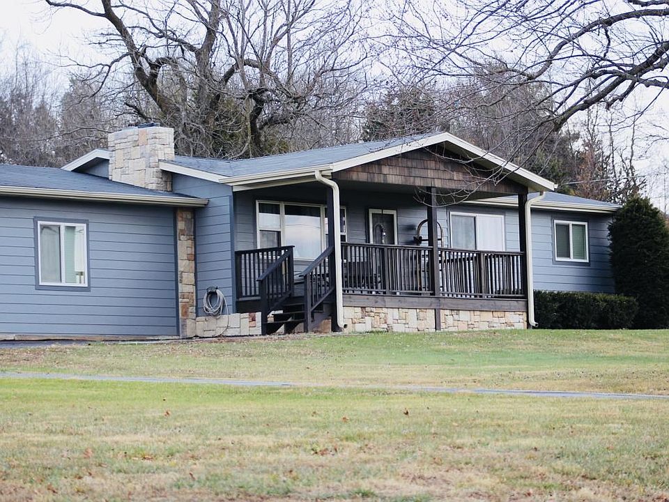 5777 front of house from stair side