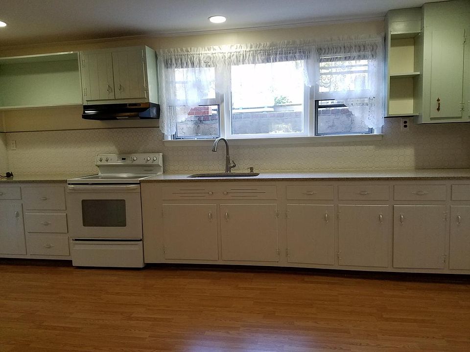 Granite kitchen with Huge cabinets