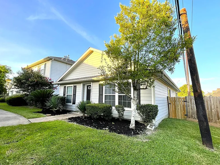 1603 Nichole Woods Dr — Photo 2