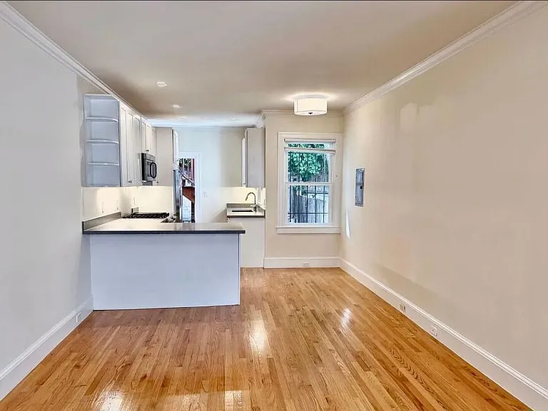 72 Pearl St — Photo 1