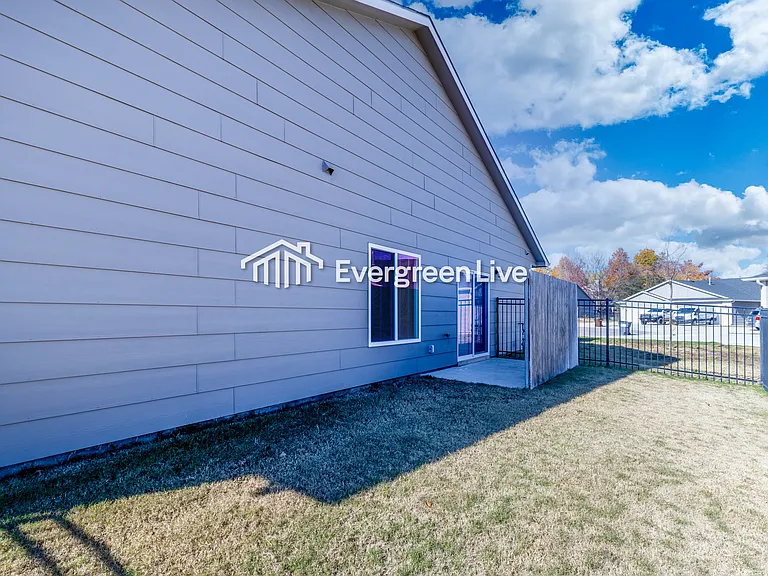 223 E Northern Ct — Photo 25