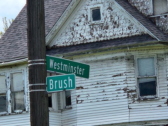 5th image of 562 Westminster St