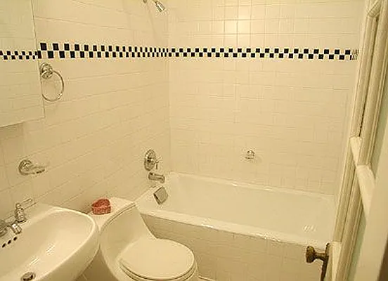 Rented by Verdi Square Realty | media 3