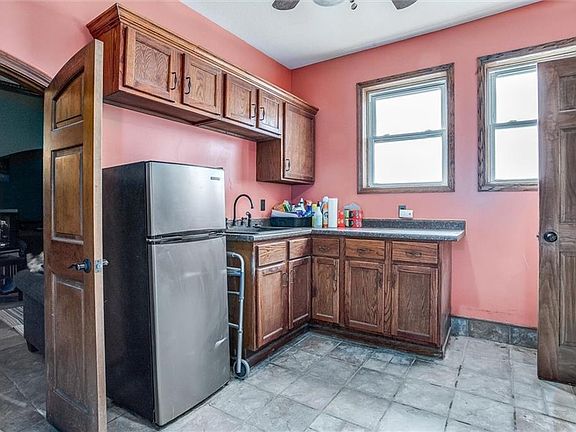 5th image of 222 N 6th St