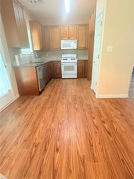 1475 Brookdale Dr — Photo 8