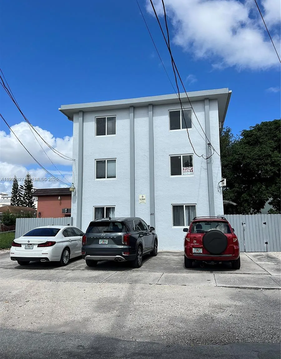 2 bed, 1.0 bath, $2,198 — Photo 3