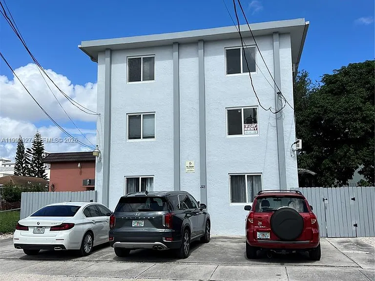 2121 SW 4th St — Photo 3