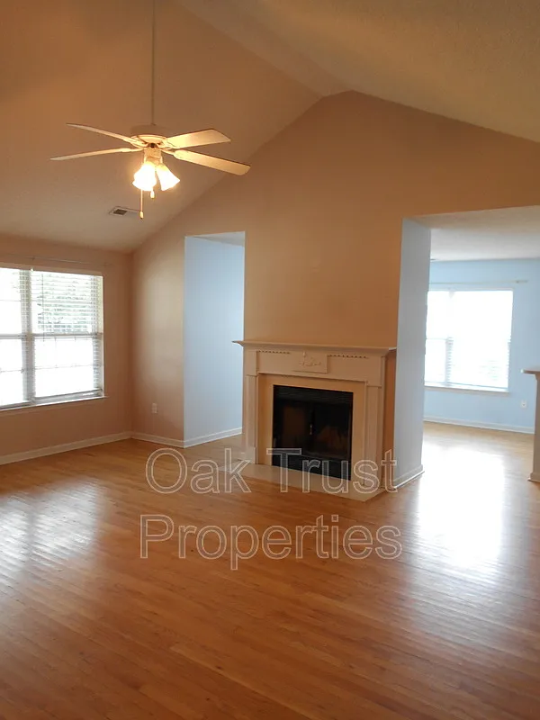 3 bed, 2.0 bath, 1372 sqft, $2,300 — Photo 2