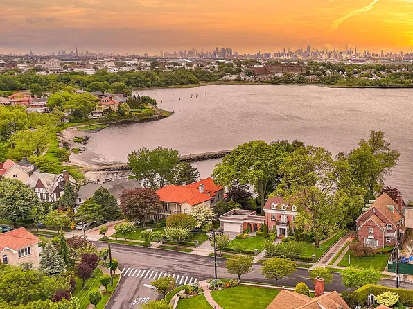 95 Malba Dr, Malba, NY 11357