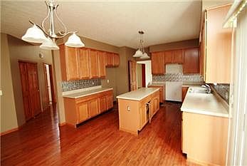 5th image of 725 Manchester Cir N