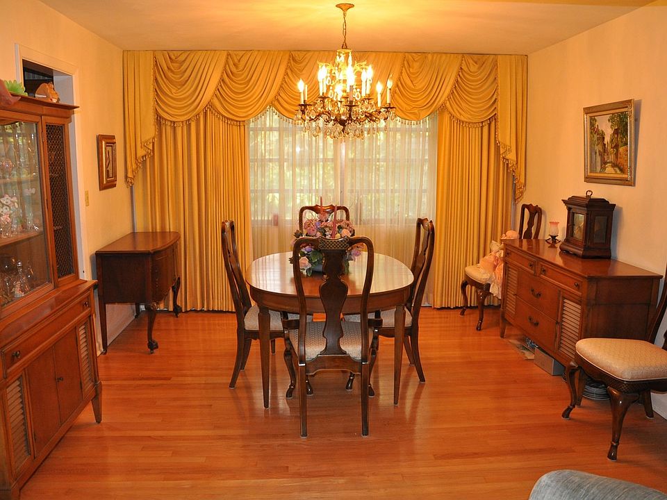 Dining Room w/refinished hardwood floors!