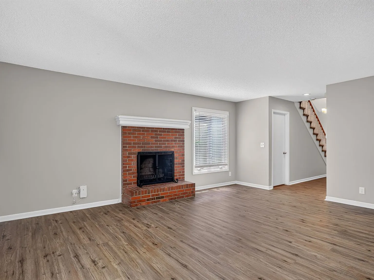 Fully Renovated 2 Bedroom and 2.5 Bath Townhome Located Indian Creek Park Estates Neighborhood! — Photo 4