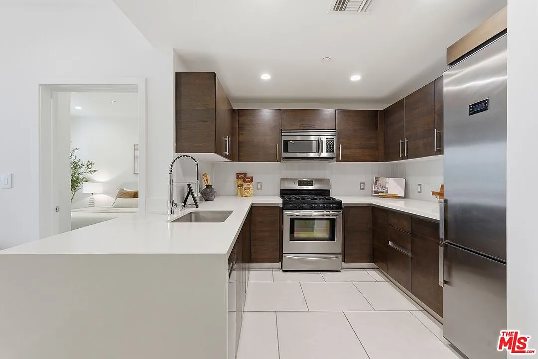 2 bed, 2.0 bath, 867 sqft, $3,950 — Photo 3