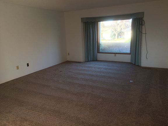 2nd image of 2974 Siskiyou Blvd