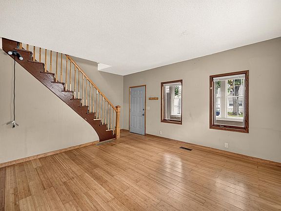 3rd image of 376 Erie St