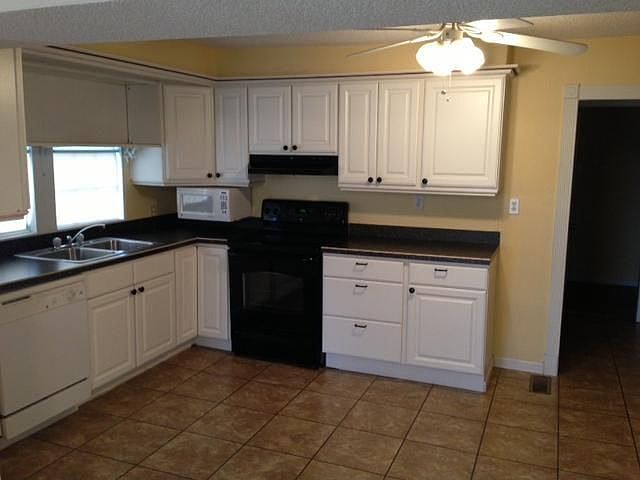 2nd image of 2101 Main St