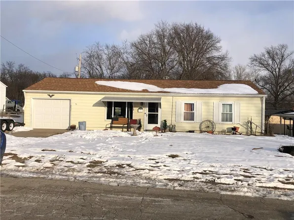 2211 Castle Ln, Saint Joseph, MO 64503