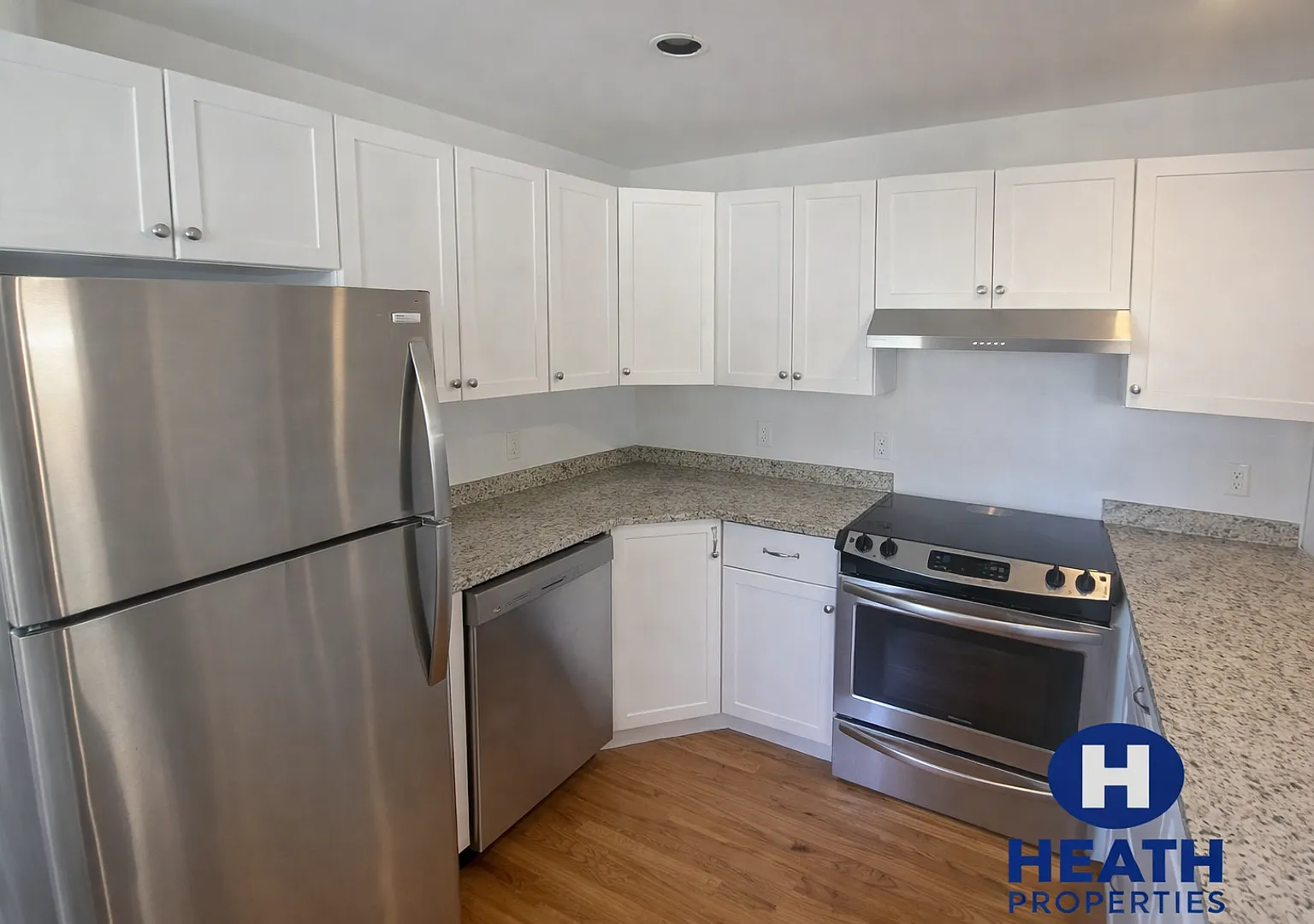 No brokers Fee, In-Unit Washer and Dryer, Stainless steel Kitchen Appliances — Photo 1
