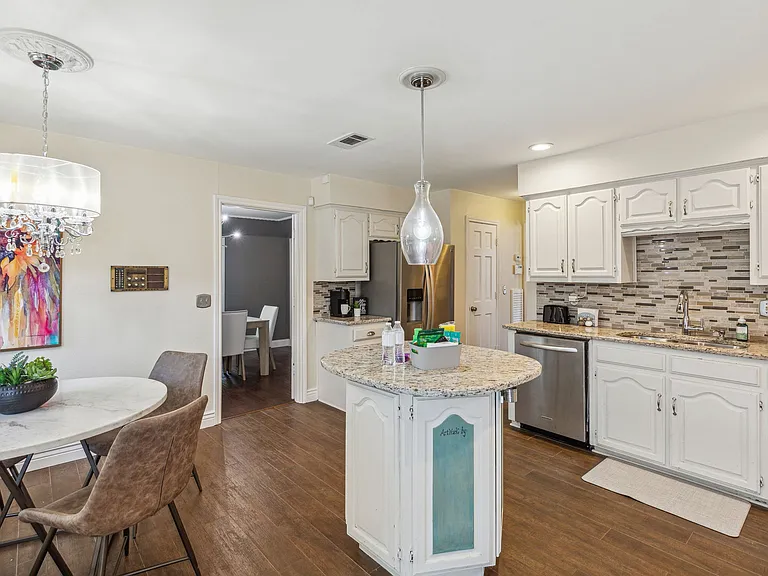 1428 Chatsworth Ln — Photo 8