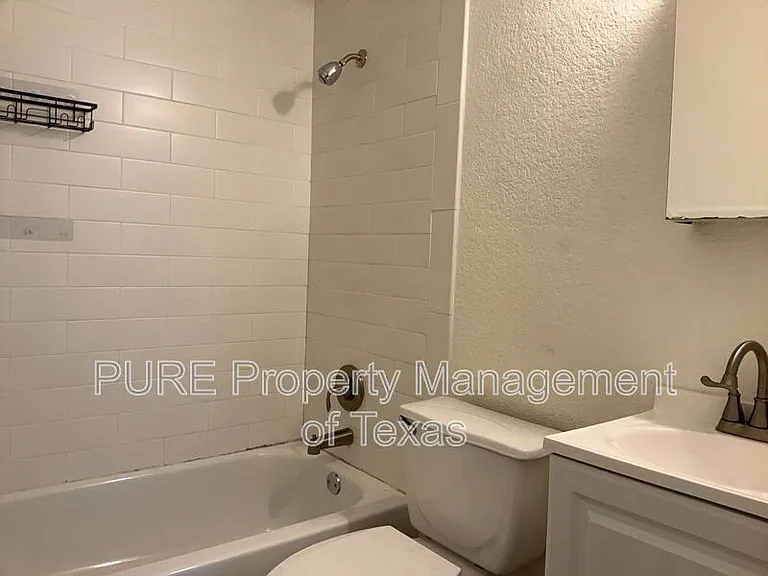 2517 E 4th St — Photo 14