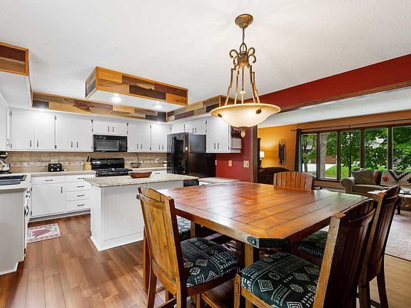 4th image of 709 Valley Dr SE