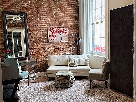 4th image of 935 Burgundy St APT 1
