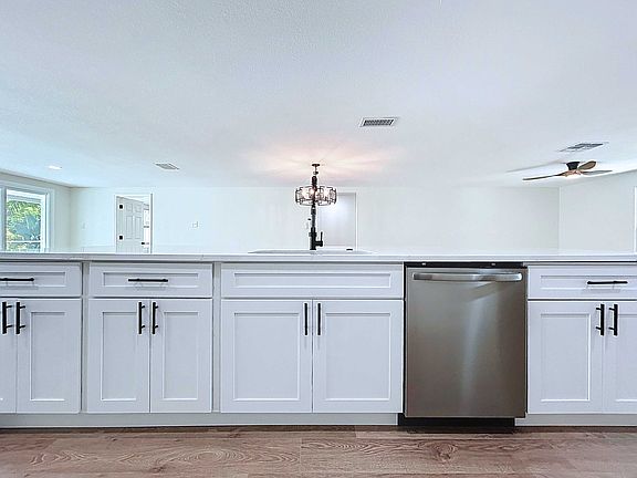 3rd image of 5040 Glenn Dr
