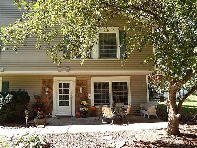 1st image of 221 Canterbury Ln