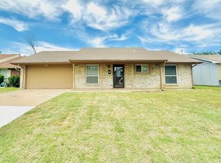 326 W Grenoble Dr, Grand Prairie, TX 75052