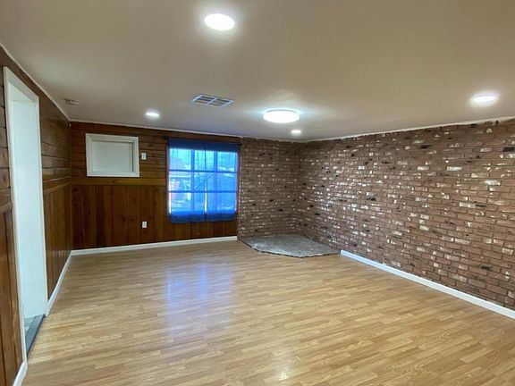 4th image of 1007 Wood St