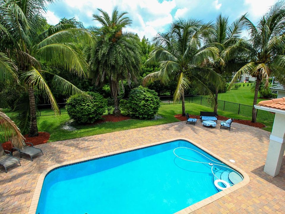 Pool/Patio/Yard