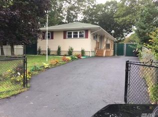 22 Gores Dr, Mastic, NY 11950