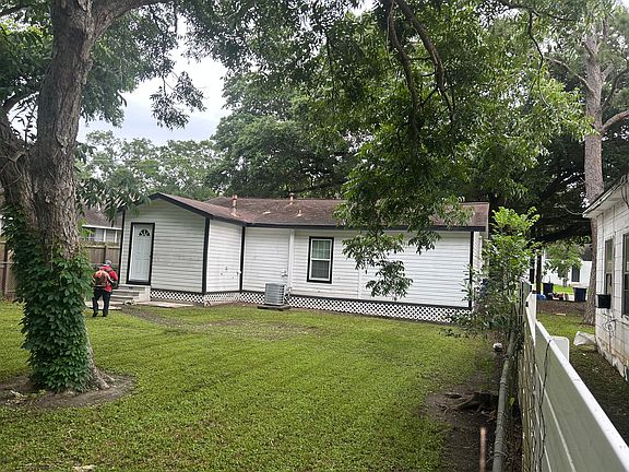 3rd image of 1011 N Valderas St