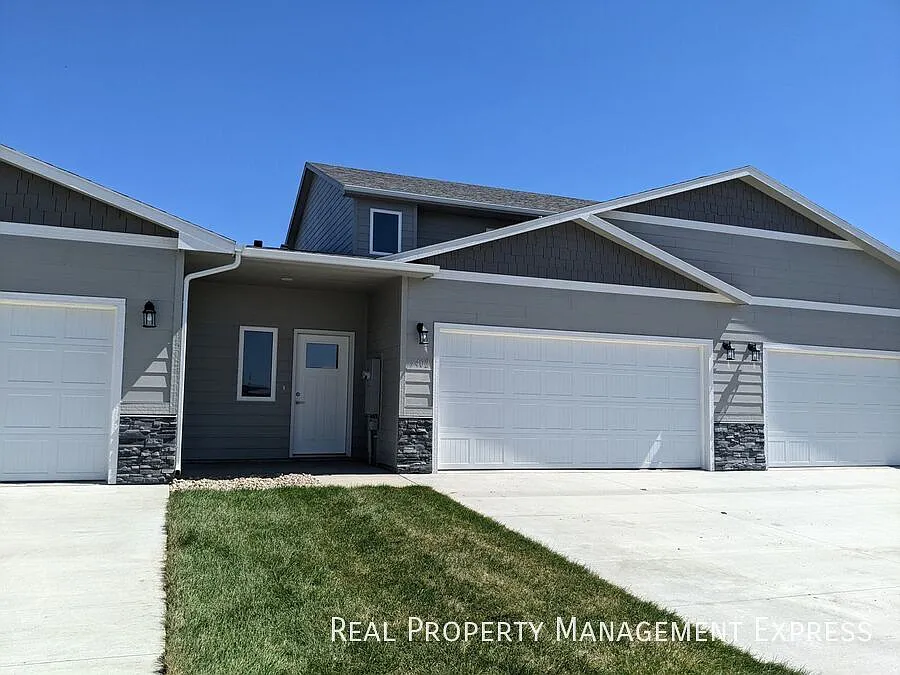 3 Bedroom 2.5 Bathroom Townhome w/ Attached Garage — Photo 2