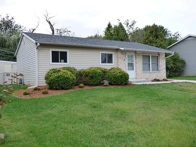 223 Riverside Dr photo 1