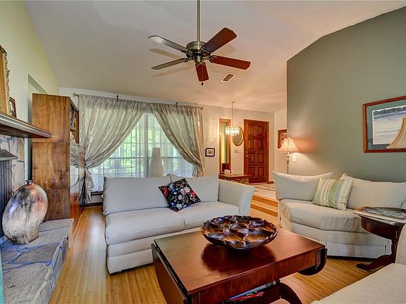 3rd image of 2621 Lake Forest Dr