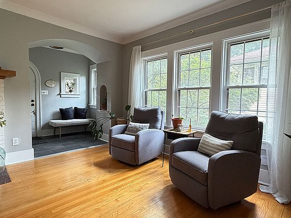 4th image of 242 Fernwood Ave