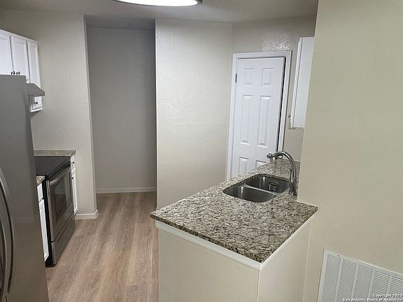 3rd image of 4015 SUNRISE BLUFF DR