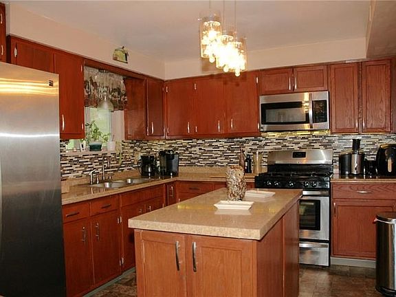 Move right in and start making delicious meals in this grand kitchen