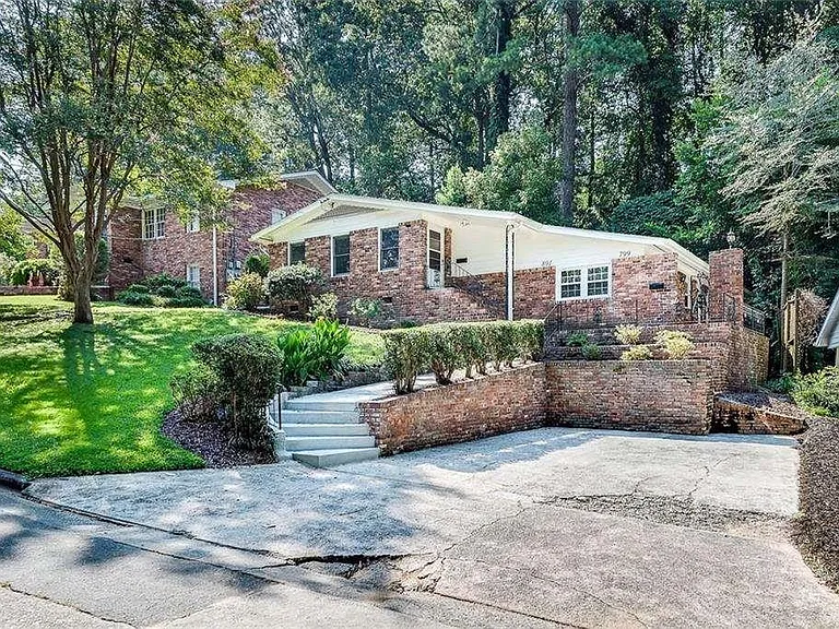 801 Marstevan Dr NE — Photo 1