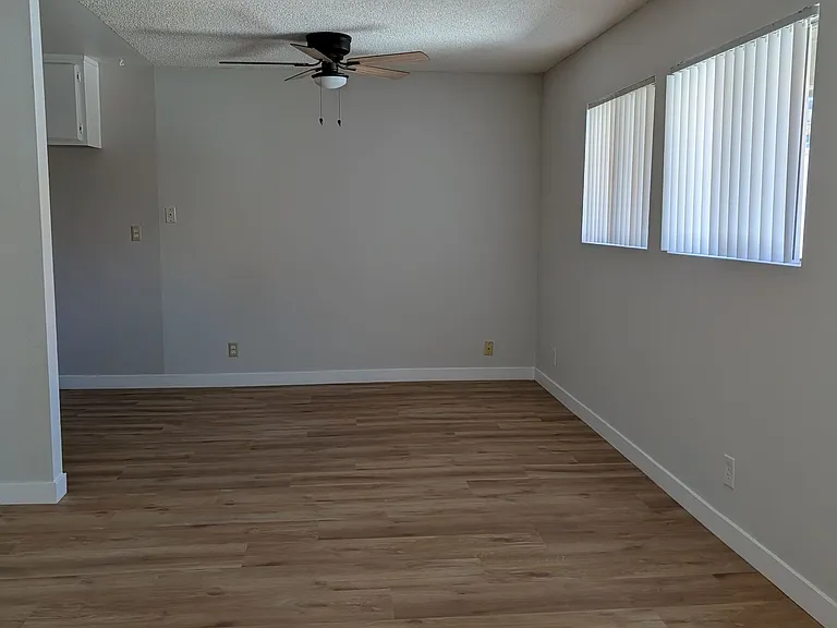 504-512 W Berkeley Ct — Photo 9