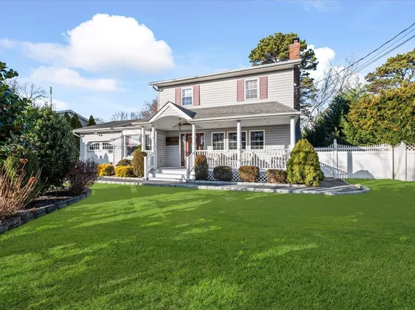 92 Parkside Street, Holbrook, NY 11741