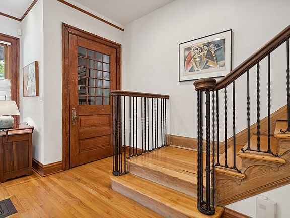 4th image of 1321 E Hyde Park Blvd