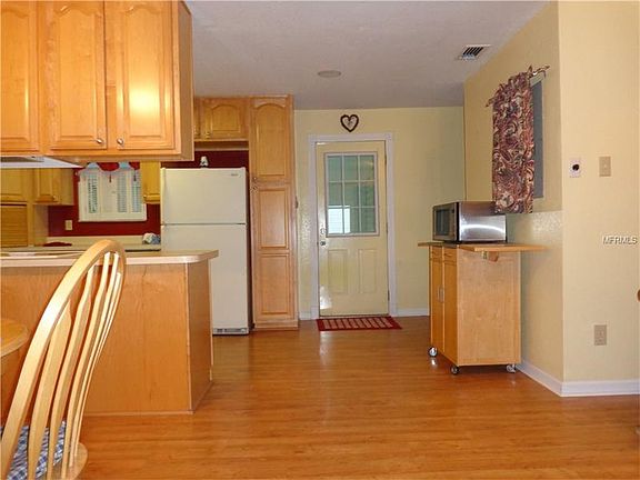 4th image of 801 18th Ave W