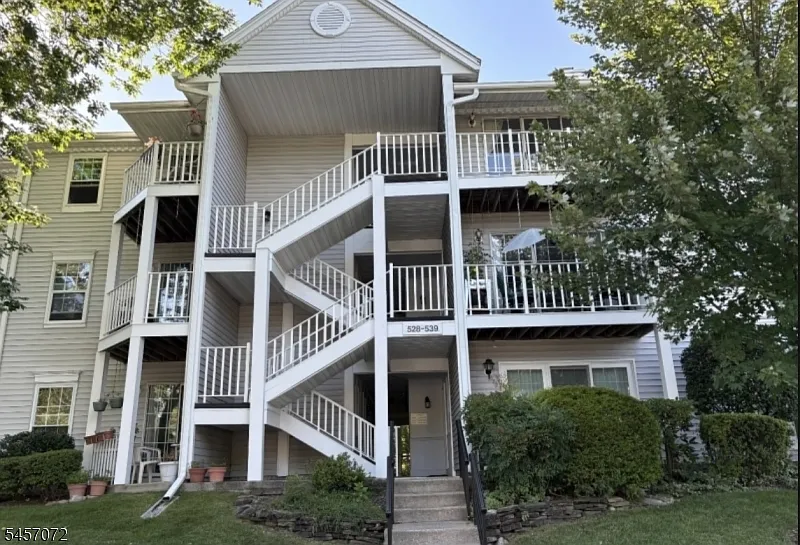 2 bed, 2.0 bath, 1047 sqft, $3,000 — Photo 1