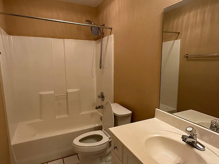 1405 Hillsboro Ln — Photo 7
