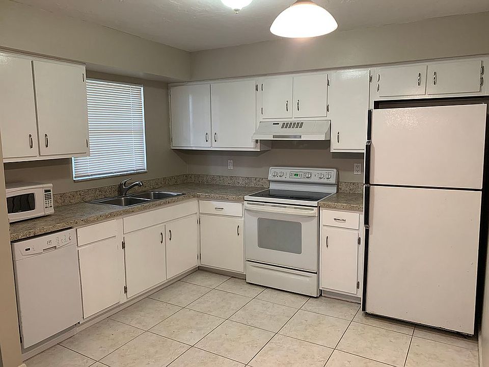 Kitchen. Appliances included