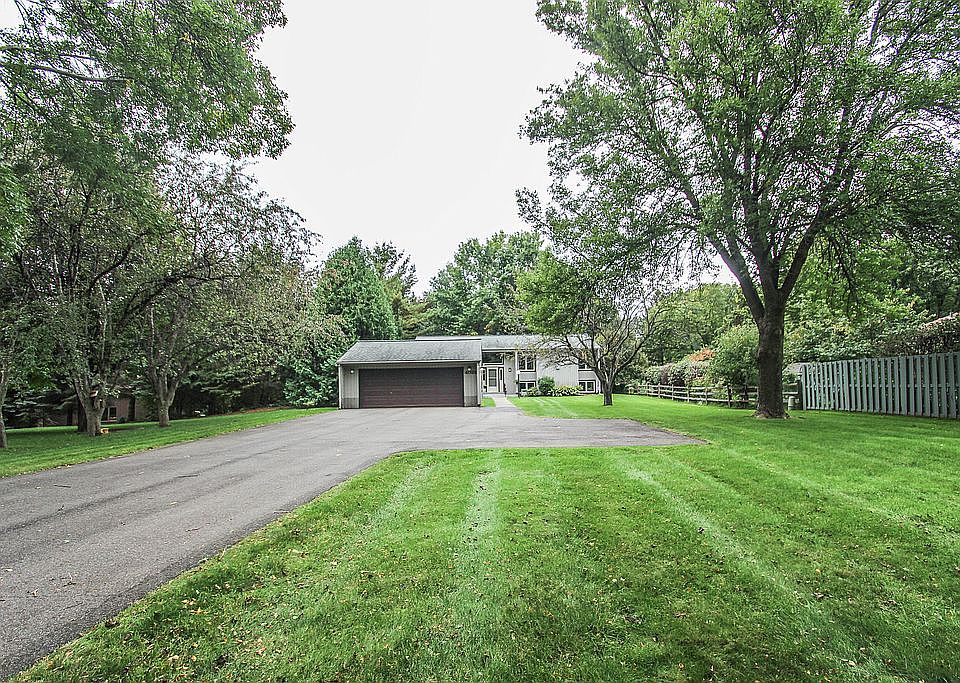 1st image of 4039 Lakehill Cir