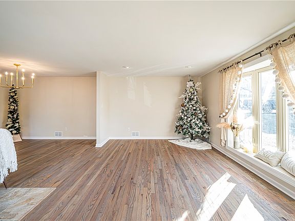 3rd image of 1020 Valley Dr