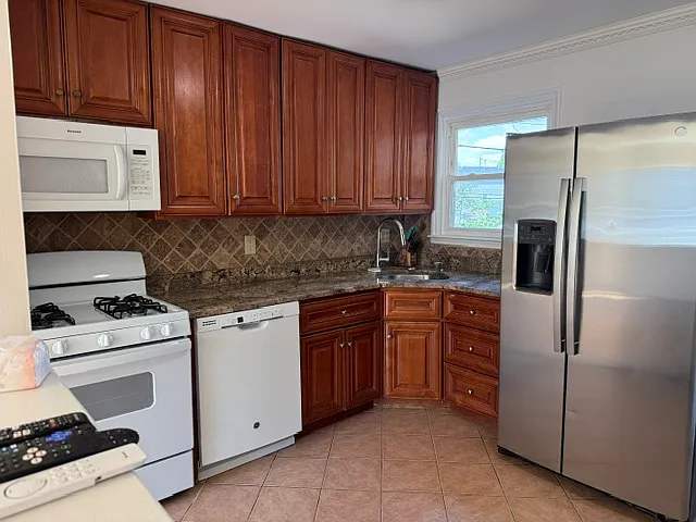2 bed, 1000 sqft, $2,400 — Photo 2